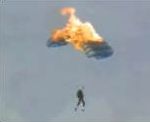 vidéo saut en parachute feu toile brule chute libre