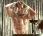 vidéo publicité pub europa fm radio un homme gogo danseur chippendal fait du piano avec son sexe
