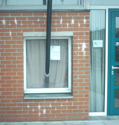 école travaux barre dans fenêtre vitre absurde