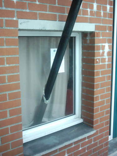 école travaux barre dans fenêtre vitre absurde