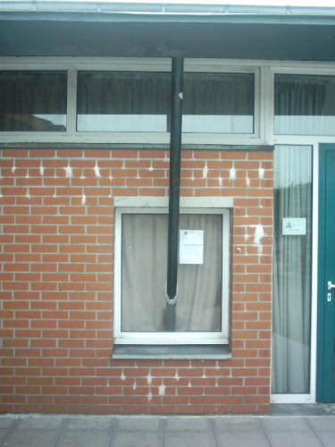 école travaux barre dans fenêtre vitre absurde