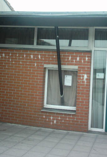 école travaux barre dans fenêtre vitre absurde