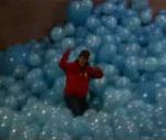 vidéo balloon bowl sakte skateboard dans une cube remplie de ballons nike