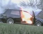 vidéo voiture golf gti en flamme moteur en feu fumée
