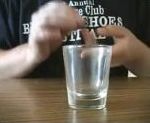 vidéo lancer de pièce à distance dans un verre agilité dextérité rebond  champion du monde