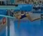 vidéo plongeon plongeoir nageuse saut dans les dents tête choc nez piscine