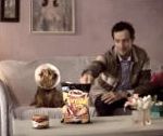 vidéo publicité pub chio tortilla chips chien yorkshire entonnoir collier Élisabéthain collerette tête hargneux protege paquet de chips
