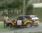 vidéo une voiture de rally négocie son virage au rz des jambes d un spectateur