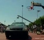 vidéo basket basketteur dunk dessus voiture vol saut panier