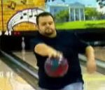 vidéo bowling retourné dos à la piste sans voir les quilles strike