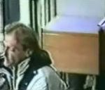 vidéo cambrioleur pas malin vitre blindé arrive pas a sortir car il force du mauvais côté ridicule risible visage découvert caméra de sécurité