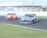 vidéo course voiture coude a coude virage dérapage dépassement conduite au millimètre