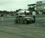 vidéo voiture maitrise dérapage contrôlé au ras des jambes