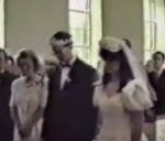 vidéo gag compilation évanouissement tomber dans les pommes perte de connaissance mariage messe défiler marié mariée émotion