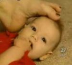 vidéo femme sans bras enfant bébé occupe travaill clavier avec ses pieds doigts de pied agile