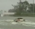 vidéo ouragan katrina homme secours voiture automobiliste bloqué voiture coule eau