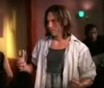 vidéo pub bud light budlight femme lecher avec la langue la bière renversée sur torse vêtement homme