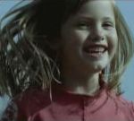 vidéo pub rsc prévention routière road safety counsil enfant joue voiture renverse fille vélo