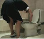 vidéo publicité pub zuji hotel femme de chambre ménage nettoie toilettes avec brosse à dents dégoutant