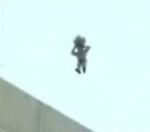 vidéo tentative suicide saut toit immeuble matelas gonflable