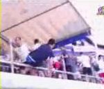 vidéo bagarre tribune glisse tombe chute aie