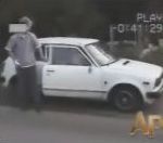 vidéo frein à main descente en pente court derrière voiture