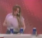 vidéo aplatir écraser canette avec sa poitrine seins