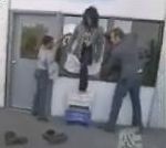 vidéo criss angel traverse fenêtre fermée vitre tour de magie magicien