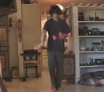 vidéo jonglage balle avec de la casse dans la maison