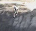 vid‚o saut tremplin vtt par dessus route voiture chute gamelle