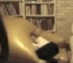 vidéo canapé coussin air dort projeté rebondir mur