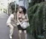 vidéo déshabiller fou arrache soutien-gorge femme rue japon japonaise