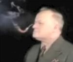 vidéo homme fume pipe par les yeux oeil fumée bouche