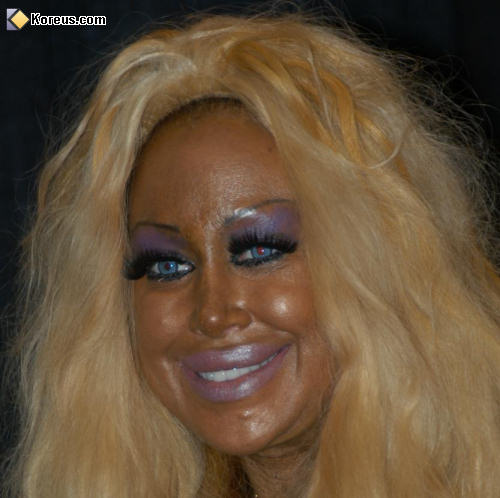 image humour maquillage couche de peinture lèvres siliconnées femme insolite