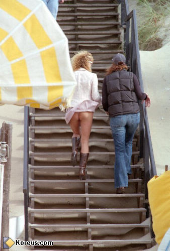 image jupe se soulève avec coup de vent string fesses escalier humour femme insolite