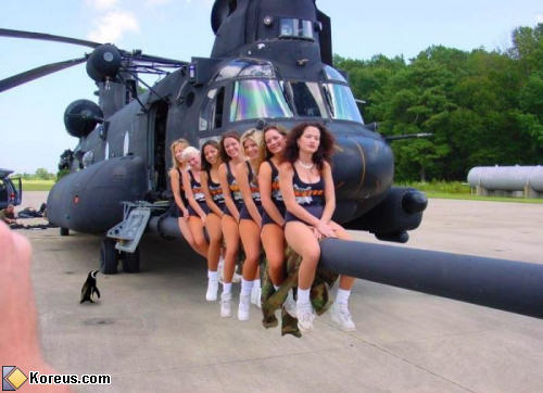 image femmes hélicoptère guerre arme à feu armée humour insolite
