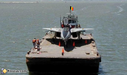 image mini petit porte-avions guerre arme à feu armée humour insolite