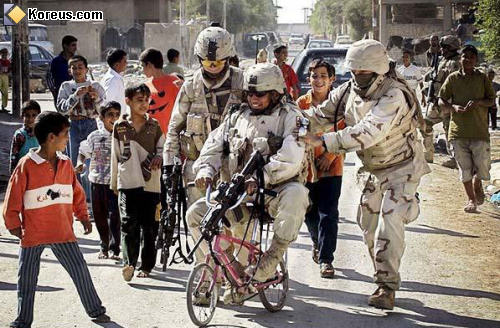 image soldat vélo enfant rose guerre arme à feu armée humour insolite