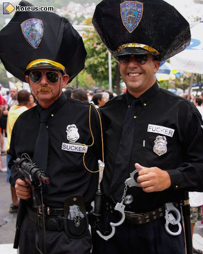 image sucker fucker gay homosexuel dans déguisement police flic t-shirt humour insolite
