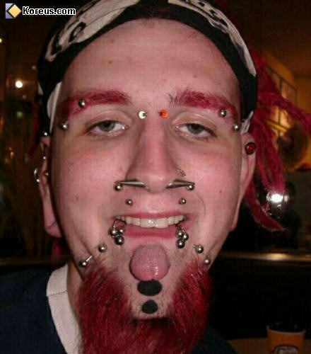 image langue passe dans trou menton peau tatouate piercing tatoo humour insolite