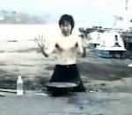 vidéo karate master homme brule tour art martiaux saut eau