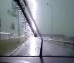 vidéo coup de foudre tonnerre éclair orage route voiture