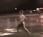 vidéo homme court dehors nuit pluie panneau stop chute choc