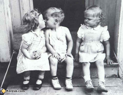 photo garçon bisou fille regard de tueur enfant bébé humour insolite