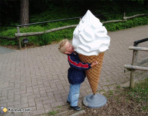 photo gourmandise garçon lèche mange fausse grosse glace cone enfant bébé humour insolite