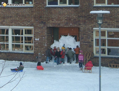 photo école fermée bataille neige bloque porte enfant bébé humour insolite
