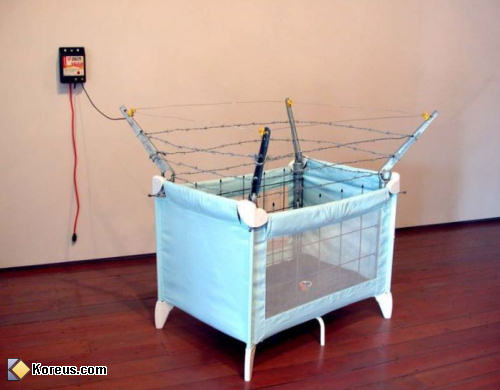 photo parc haute sécurité avec barbelé cloture électrique enfant bébé humour insolite