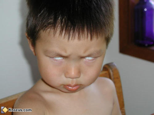 photo yeux blanc révulsé exorsisme exorciste enfant bébé humour insolite