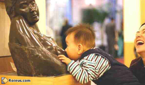 photo enfant bébé tête une statue sein poitrine humour insolite