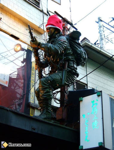 photo statue militaire chapeau bonnet père noël christmas fêtes santa claus humour insolite